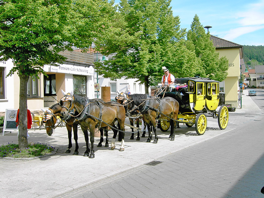 Vorgänger der Kraftpost war die Pferdepost, auch heute noch gibt es einige historische Postkutschen. Die Aufnahme entstand in Bad Bocklet bei Bad Kissingen (Foto: Volkhard Stern).